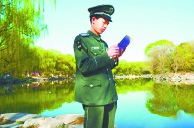 甘相偉在未名湖畔。