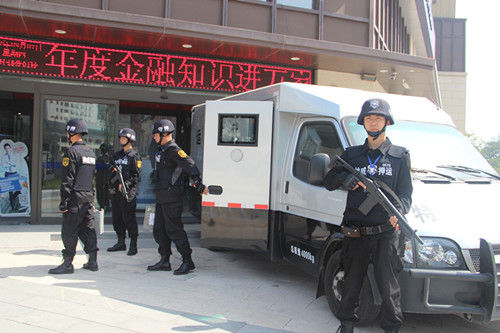 12501363_太原市保安服務有限公司押運員正在執行押運任務.jpeg